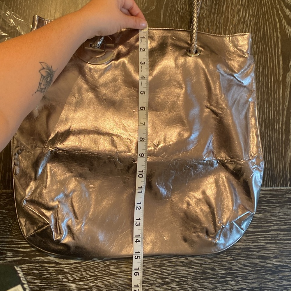 Elizabeth Grant Tote, Fully Lined in Silver with snap closure -NWOT - Picture 7 of 9